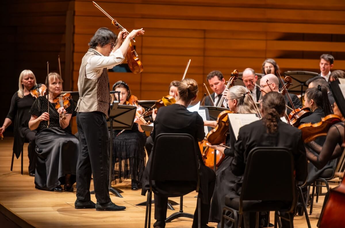 Conductor & Violinist Shunske Sato with Tafelmusik Baroque Orchestra at Koerner Hall (Photo: Dahlia Katz)